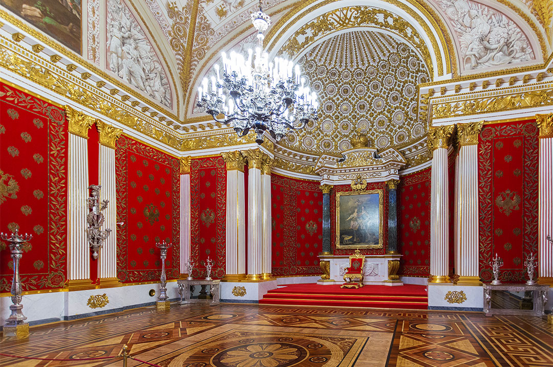 Зимний дворец – величественное здание в центре Санкт-Петербурга