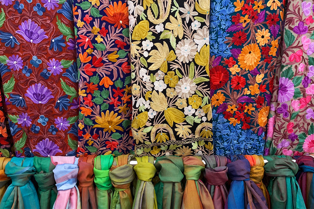 Что купить в ташкенте. Турецкие ткани. Турецкая ткань для одежды. Турецкие ткани для платья. Шелковые ткани Узбекистана.