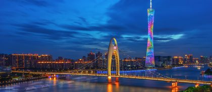 Самый длинный стеклянный мост в мире открылся в Китае