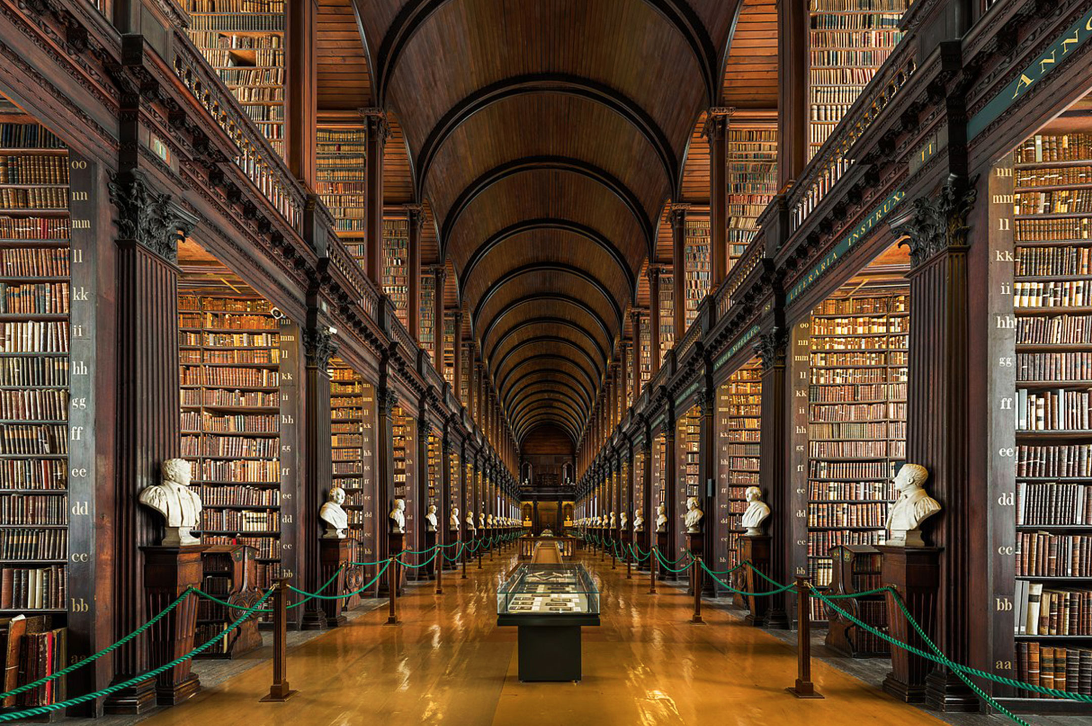 Самые старые библиотеки. Библиотека Тринити-колледжа, Ирландия. Тринити колледж Дублин. Дублинский Тринити-колледж библиотека. Тринити колледж Дублин внутри.