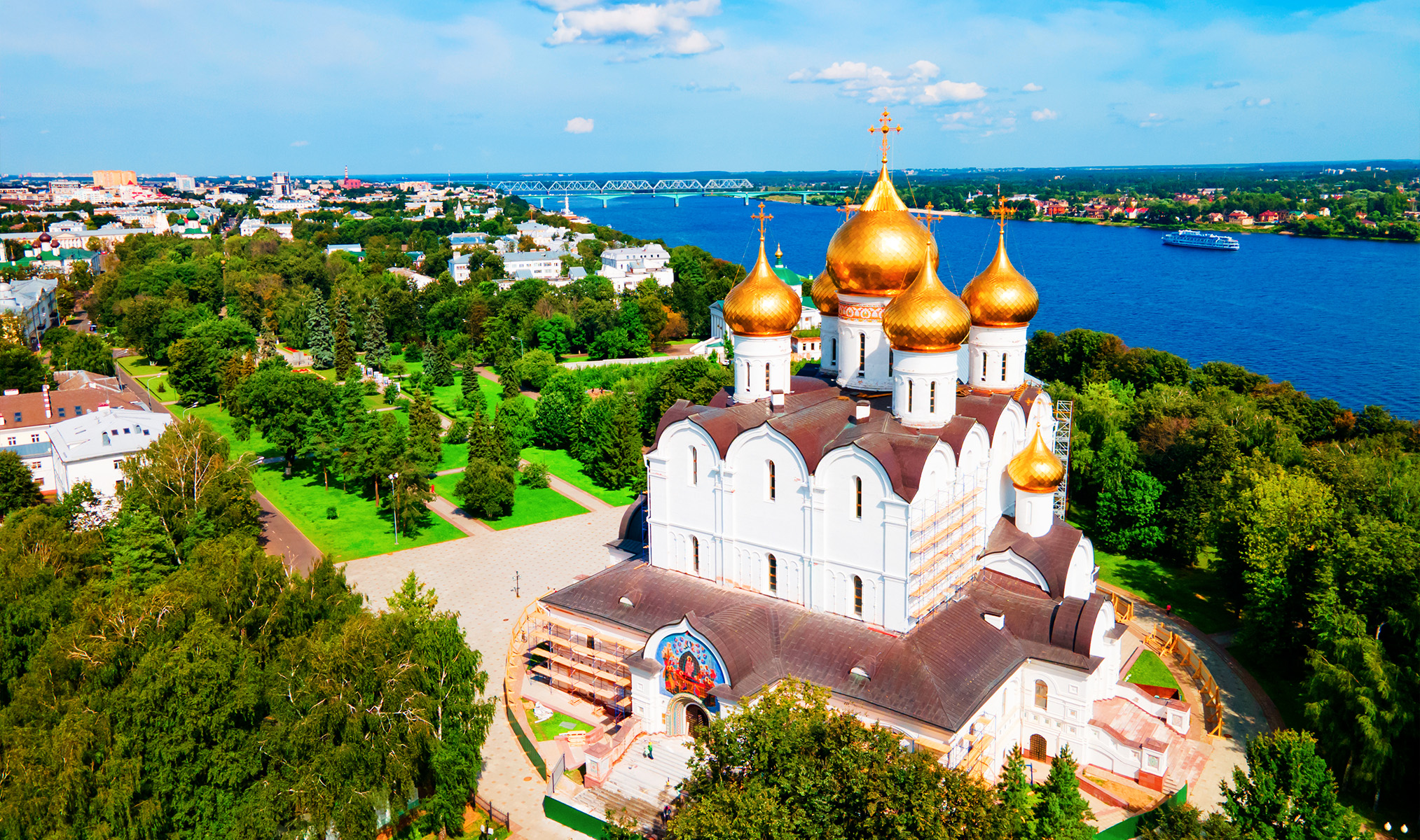 Успенский собор в Ярославле с Волги