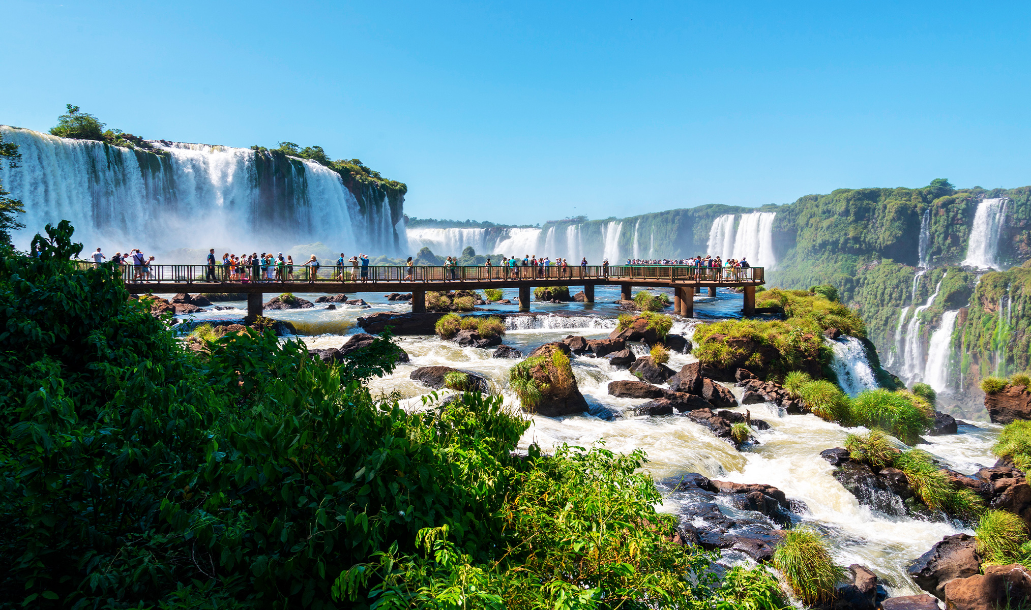Природные объекты бразилии. Водопады Игуасу Аргентина. Бразилия водопады Игуасу. Водопады Игуасу достопримечательности Бразилии.