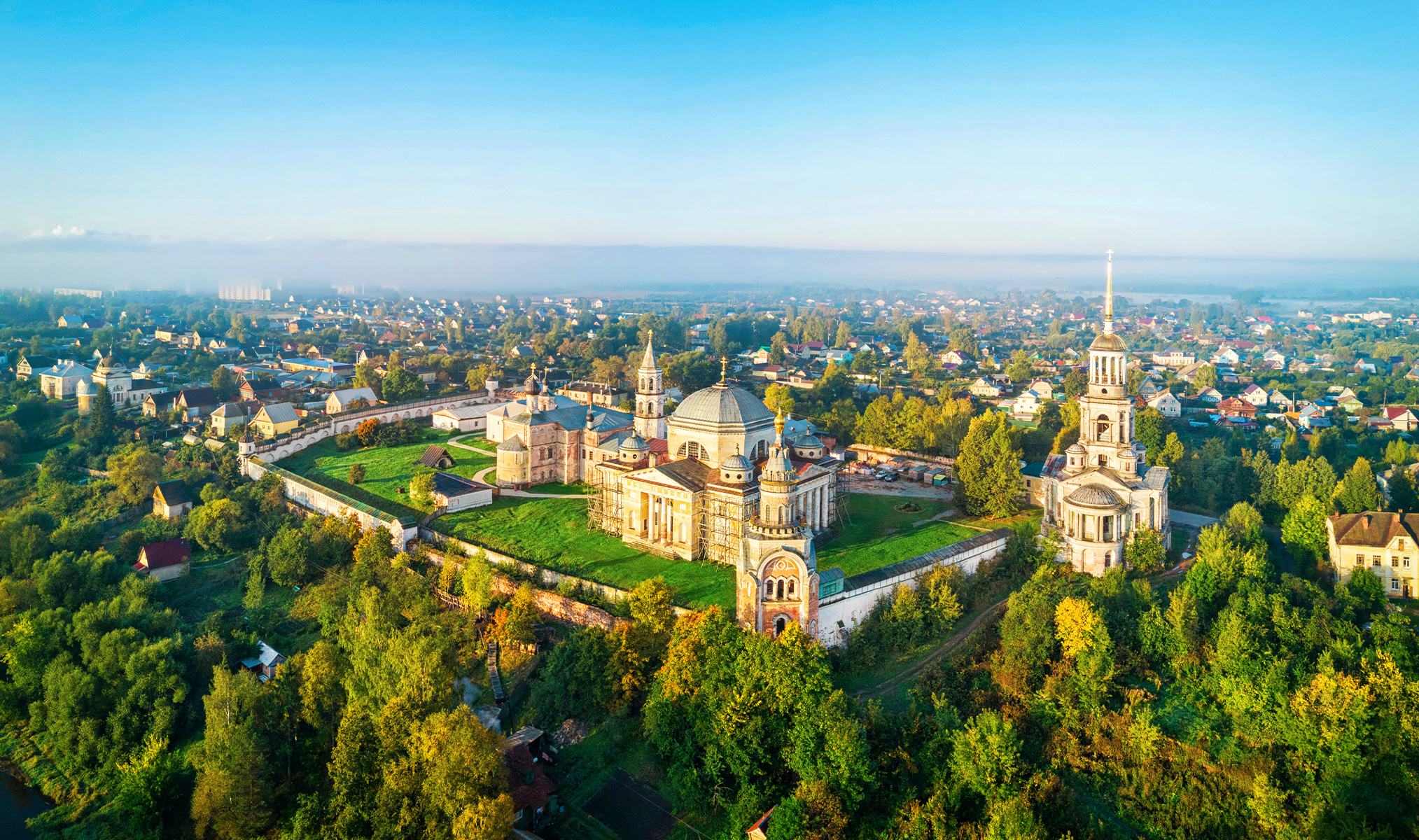 Город торжок тверская область достопримечательности. Торжокский борисоглебский монастырь. Торжок центр города. Новоторжский борисоглебский монастырь торжок. Памятники торжка.