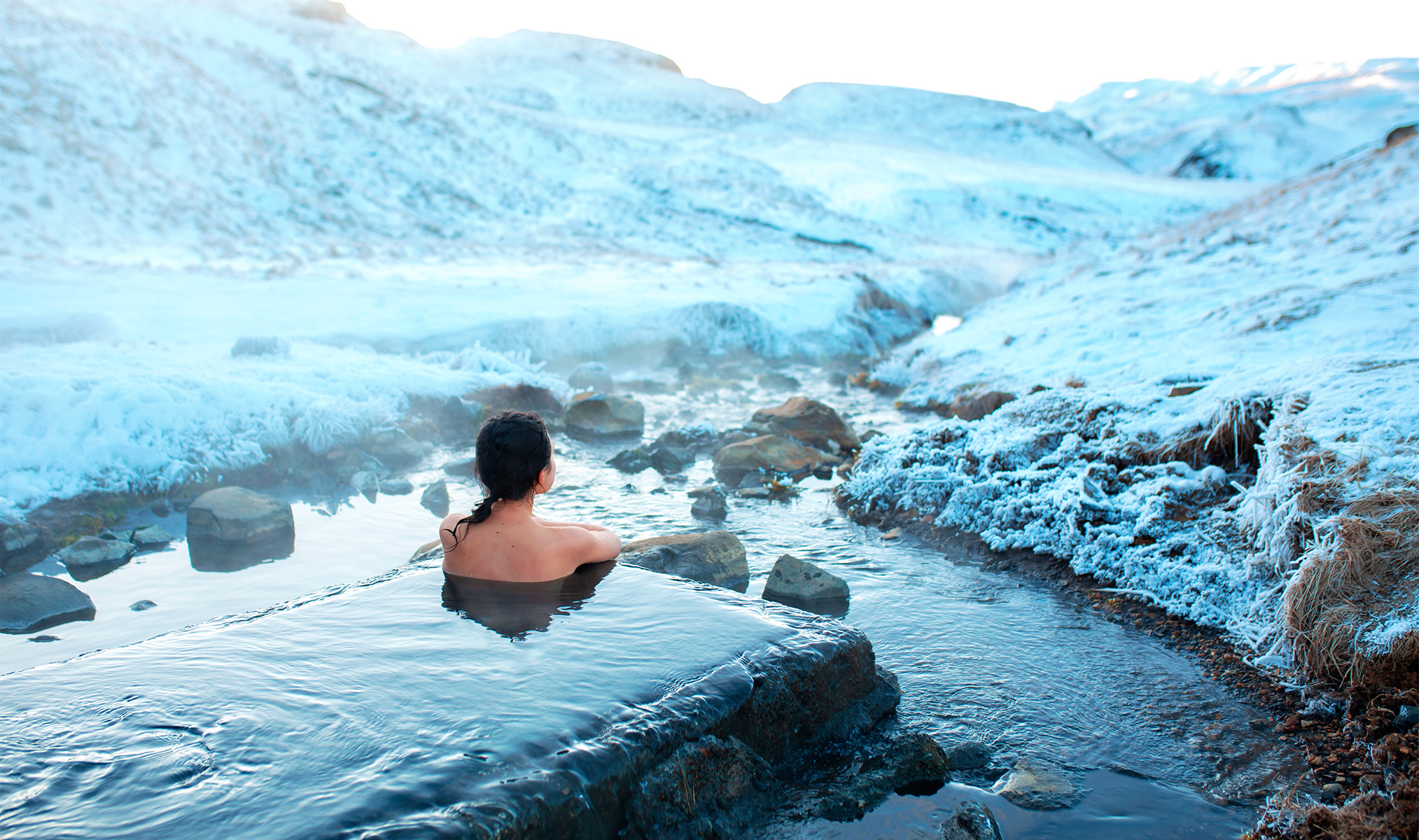 Купание в источнике зимой. Исландия термальные источники ландманналёйгар. Купание в теплом источнике зимой. Зимнее купание. Камчатка зимой.