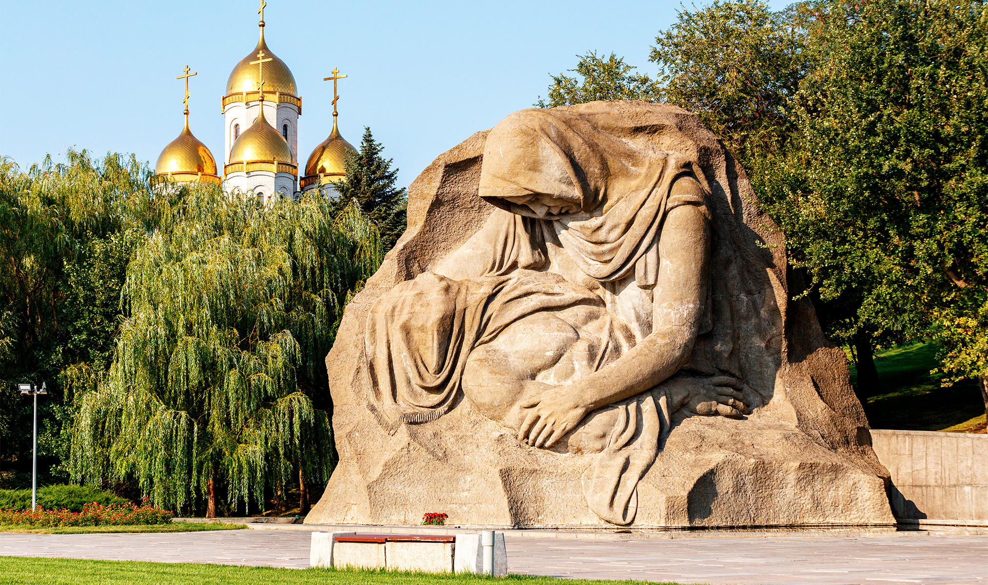 Обзорная экскурсия по волгограду. Площадь скорби на Мамаевом Кургане. Мамаев Курган площадь героев мемориальный комплекс. Мамаев Курган памятники Сталинградской битвы в Волгограде. Монумент Скорбящая мать Мамаев Курган.