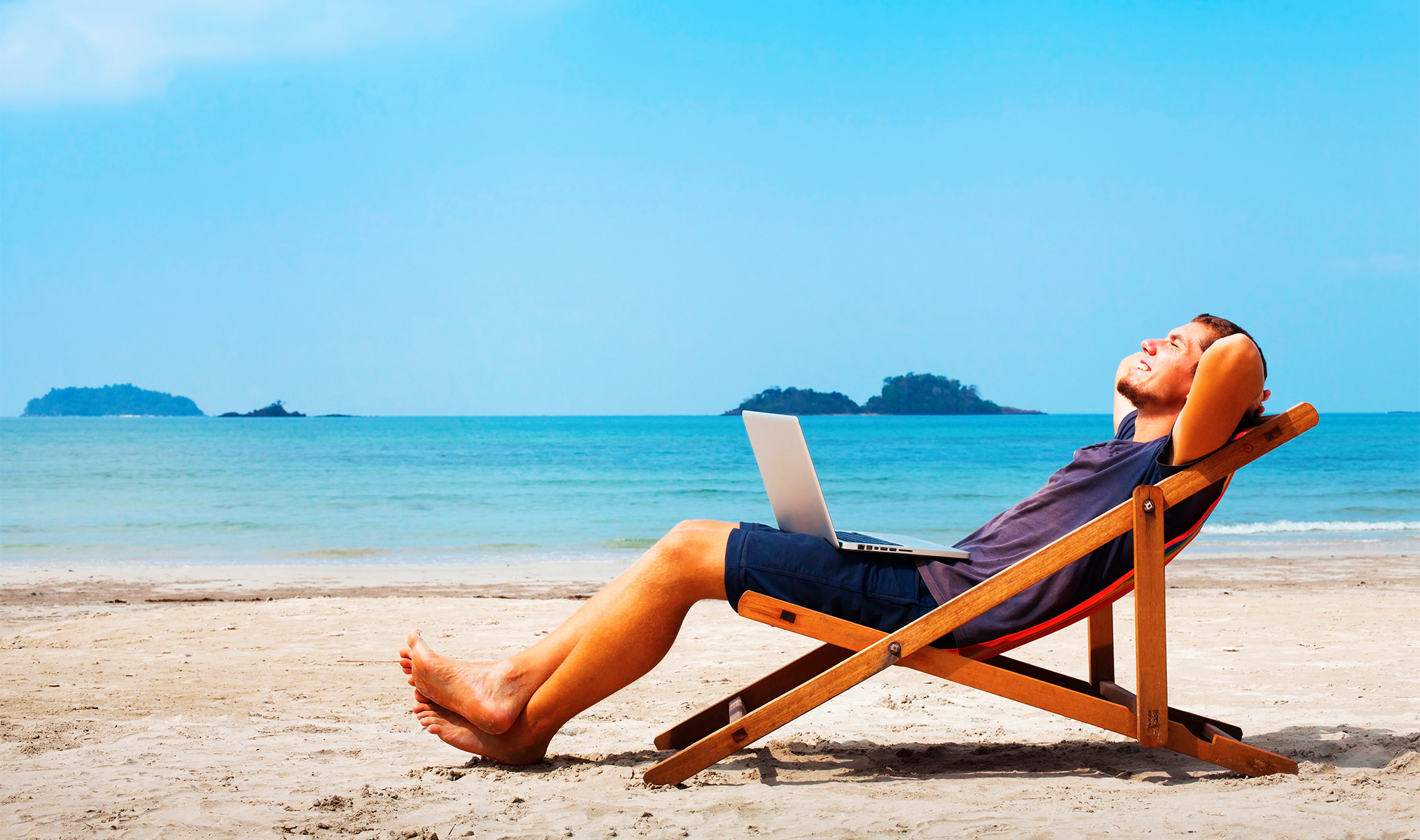 Sunbathing перевод. Человек на лежаке. Человек отдыхает. Шезлонг на пляже. Отдыхает на пляже.