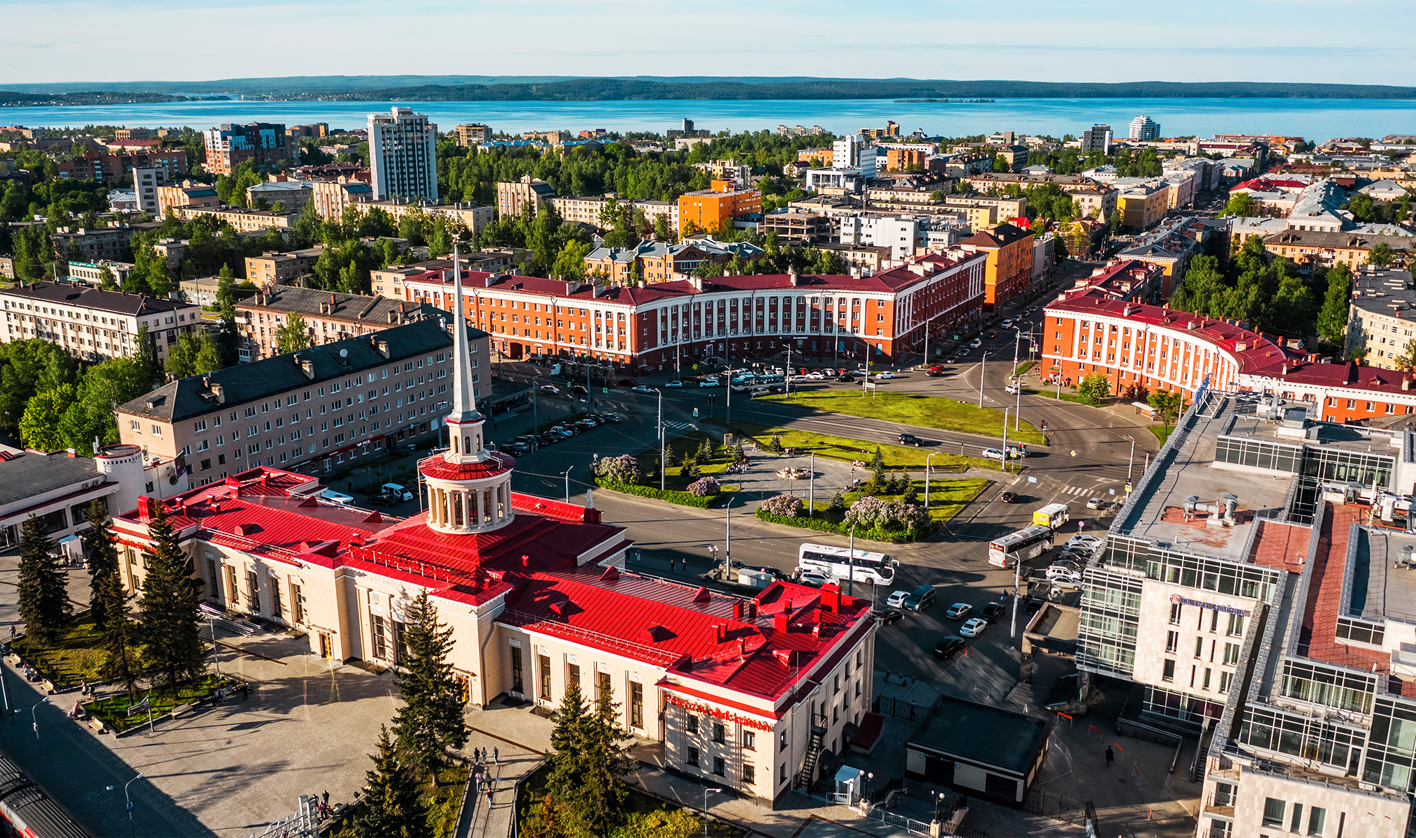 Что посмотреть в Петрозаводске за один день: калитки, музей сказок и  комар-трактор