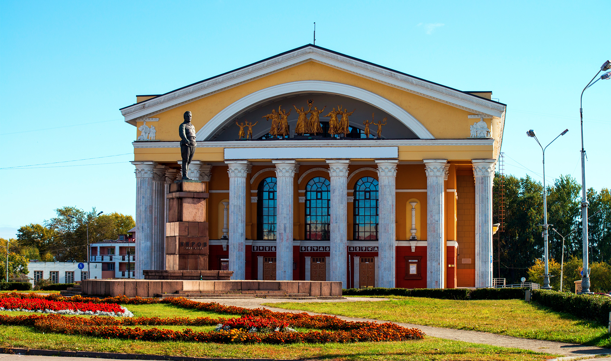 Что посмотреть в Петрозаводске за один день: калитки, музей сказок и  комар-трактор