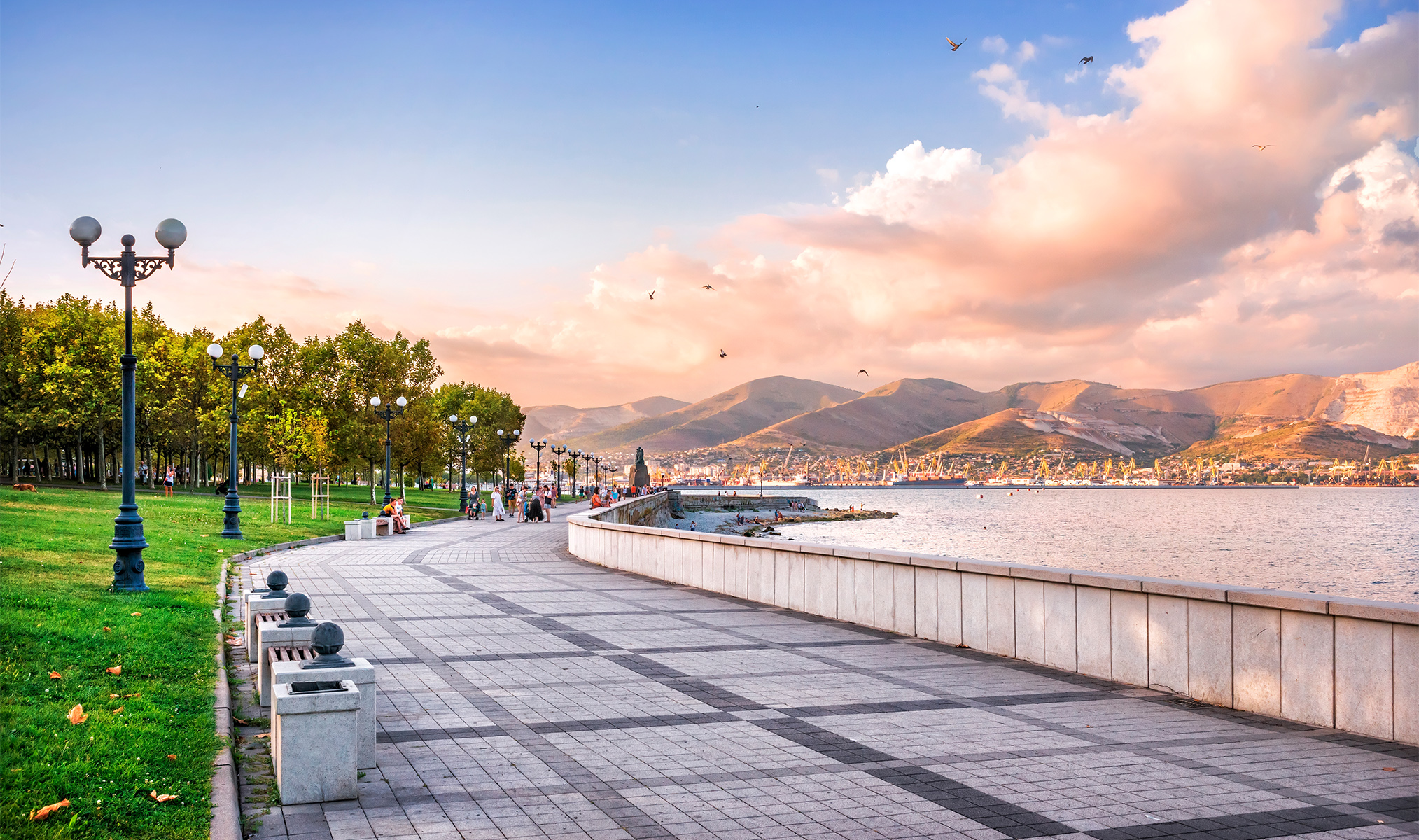 Вид на Набережную адмирала Серебрякова в Новороссийске: пешеходная зона, пальмы и море