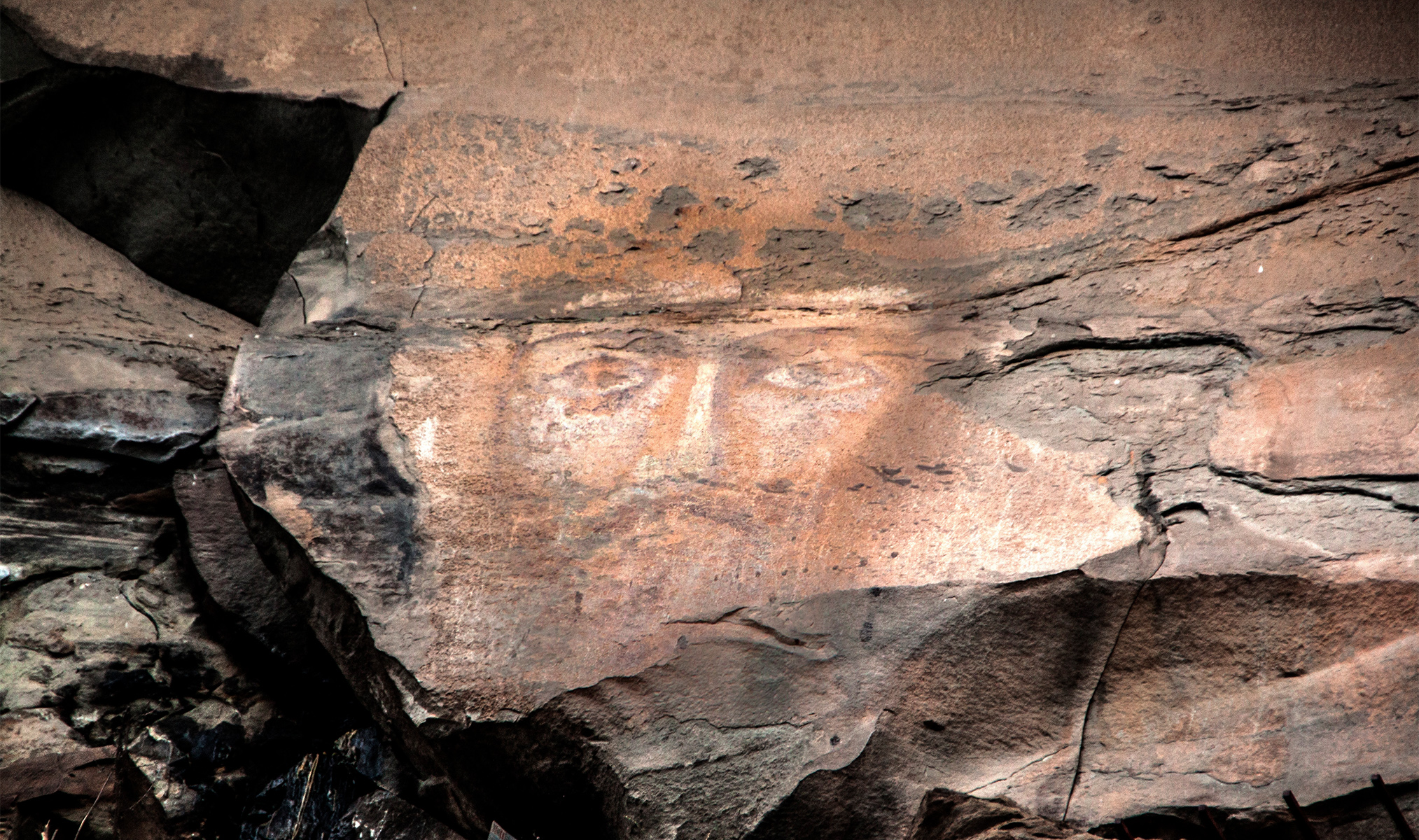 Лик христа ступеньки. Нерукотворный образ иисуса христа в архызе. Наскальный лик христа в архызе. Лик христа на скале в архызе. Архыз нерукотворный лик христа.