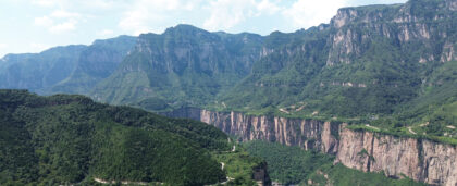 В Китае открылся книжный магазин на краю скалы