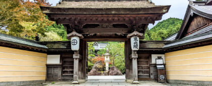 В Японии запускают панорамный поезд к священной горе Коя